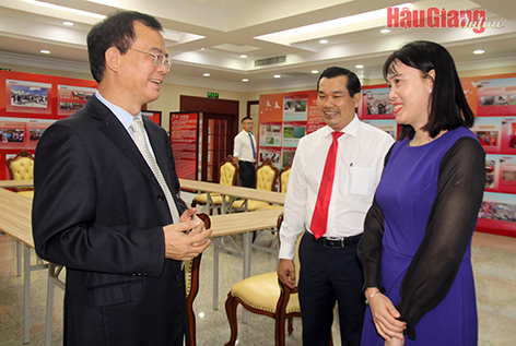 Bà Hồ Thu Ánh, Phó Chủ tịch UBND tỉnh, mong muốn mối quan hệ hợp tác giữa tỉnh và Tổng Lãnh sự các nước sẽ tiếp tục được gắn chặt.