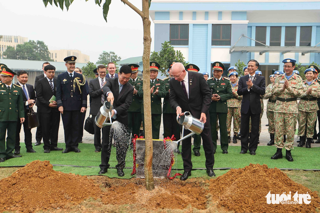 Chủ tịch nước Võ Văn Thưởng và Toàn quyền Úc David Hurley cùng tưới nước cho "cây hòa bình" - Ảnh: NGUYỄN KHÁNH
