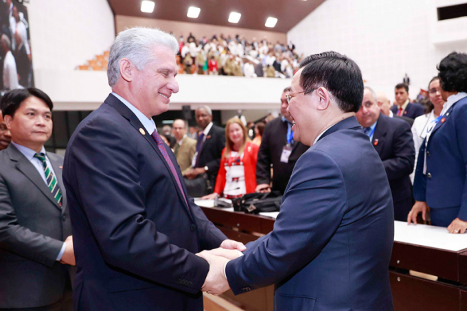 Chủ tịch Quốc hội Vương Đình Huệ (phải) và Bí thư thứ nhất Ban Chấp hành Trung ương Đảng Cộng sản Cuba, Chủ tịch Cuba Miguel Díaz-Canel tại phiên họp ngày 20/4. Ảnh: Quochoi.vn