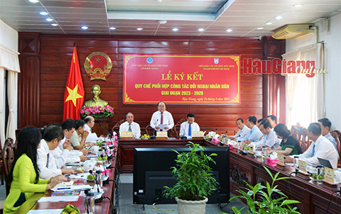 Ông Trần Văn Chính, Chủ tịch Ủy ban MTTQ Việt Nam tỉnh, phát biểu tại buổi ký kết.