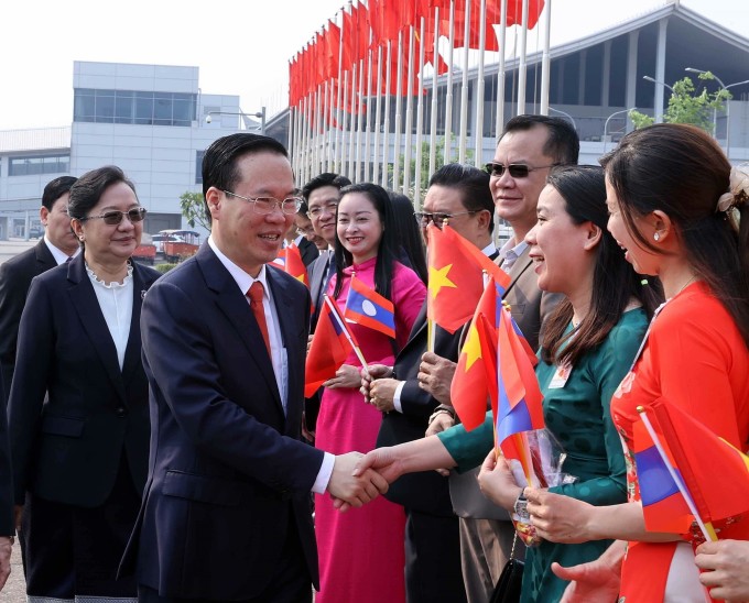 Lễ đón Chủ tịch nước Võ Văn Thưởng tại sân bay quốc tế Wattay, thủ đô Vientiane, Lào sáng 10/4. Ảnh: TTXVN