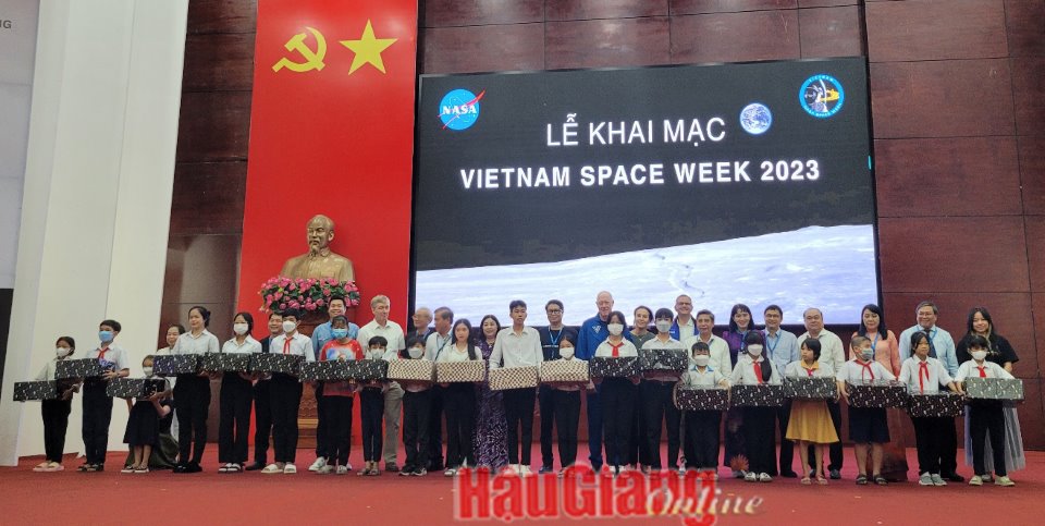 Phái đoàn Phi hành và đại biểu tham dự Tuần lễ không gian Việt Nam - Hậu Giang 2023, cùng chụp ảnh lưu niệm với  học sinh hoàn cảnh khó khăn được tặng quà.