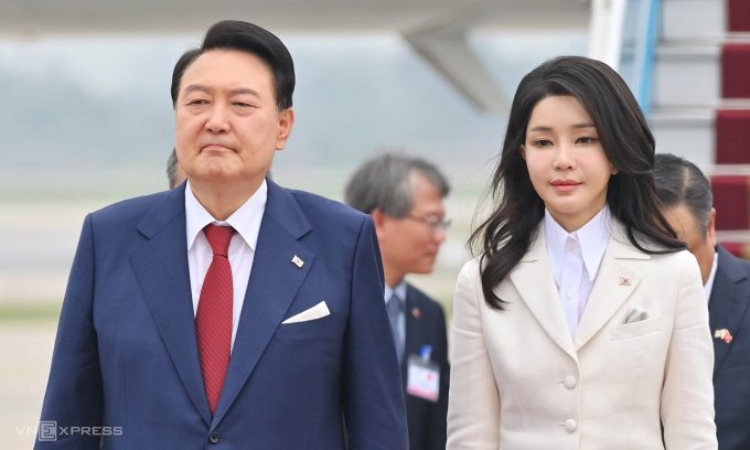 Tổng thống Yoon Suk-yeol và phu nhân rời chuyên cơ tại sân bay Nội Bài sáng 22/6. Ảnh: Giang Huy