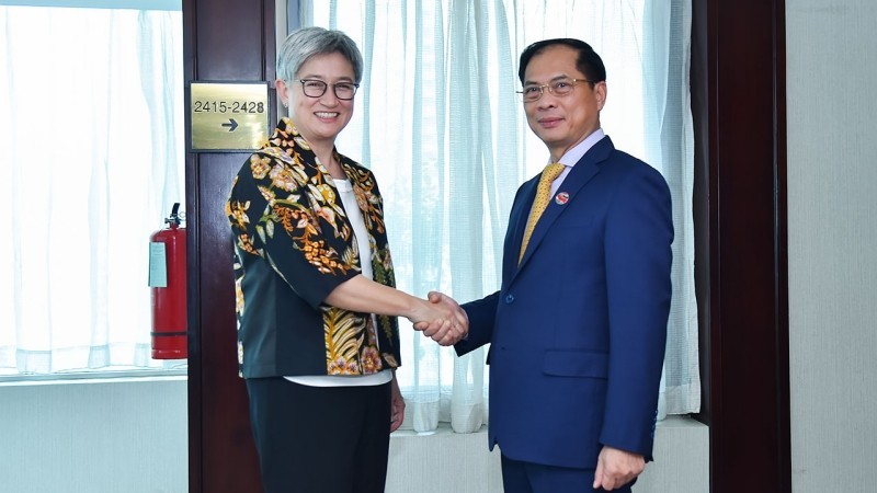 Bộ trưởng Ngoại giao Bùi Thanh Sơn và Bộ trưởng Ngoại giao Australia Penny Wong tại cuộc gặp song phương bên lề Hội nghị Bộ trưởng Ngoại giao ASEAN lần thứ 56.