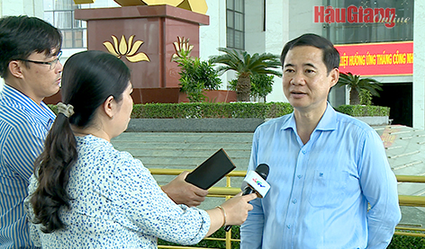 Ông Nguyễn Thái Học trả lời phỏng vấn phóng viên tại Hậu Giang.