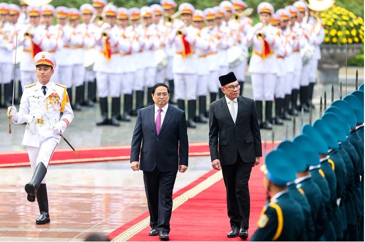Thủ tướng Phạm Minh Chính và Thủ tướng Malaysia Anwar Ibrahim duyệt đội danh dự - Ảnh: NGUYỄN KHÁNH
