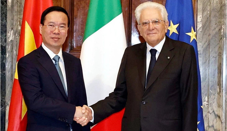 Chủ tịch nước Võ Văn Thưởng và Tổng thống Ý Sergio Mattarella bắt tay nhau trước hội đàm - Ảnh: TTXVN
