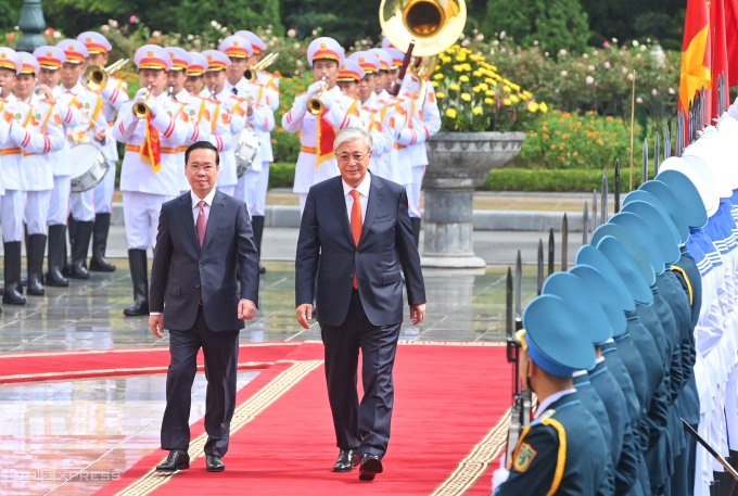 Chủ tịch nước Võ Văn Thưởng và Tổng thống Kazakhstan duyệt đội danh dự trong lễ đón tại Phủ Chủ tịch sáng 21/8. Ảnh: Giang Huy