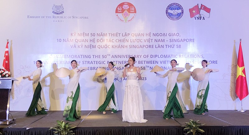 Tiết mục văn nghệ tại lễ kỷ niệm tổ chức ở Hà Nội.