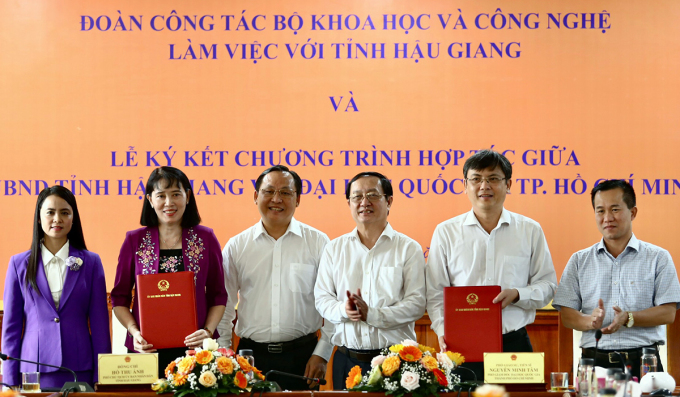 Đại diện UBND tỉnh Hậu Giang và Đại học Quốc gia TP HCM ký hợp tác trước sự chứng kiến của Bộ trưởng Huỳnh Thành Đạt. Ảnh: An Bình
