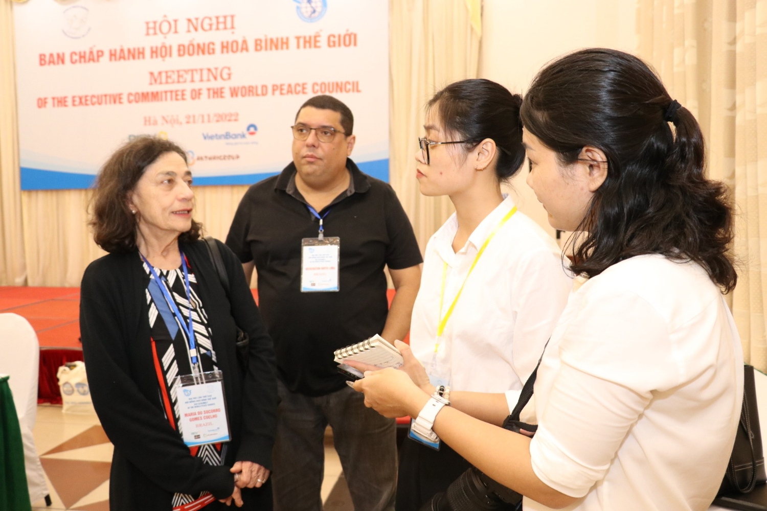Phóng viên tạp chí Thời Đại tác nghiệp tại Đại hội lần thứ XXII Hội đồng Hoà bình thế giới diễn ra tại Hà Nội vào tháng 11/2022 (Ảnh: Thu Hà).