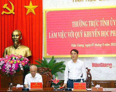 Ông Nghiêm Xuân Thành (đứng), Ủy viên Trung ương Đảng, Bí thư Tỉnh ủy phát biểu.