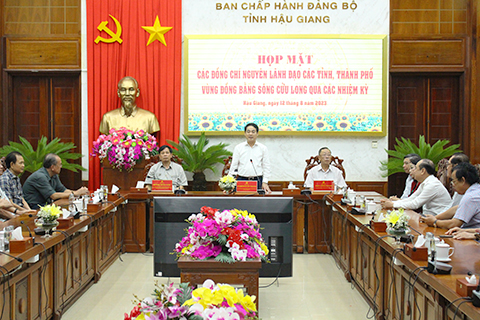 Ông Nghiêm Xuân Thành (đứng), Ủy viên Trung ương Đảng, Bí thư Tỉnh ủy, phát biểu tại buổi họp mặt.