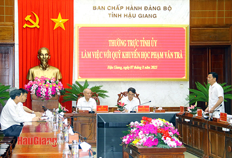 Ông Trần Văn Huyến (đứng), Phó Bí thư Thường trực Tỉnh ủy, Chủ tịch HĐND tỉnh Cao Oanh