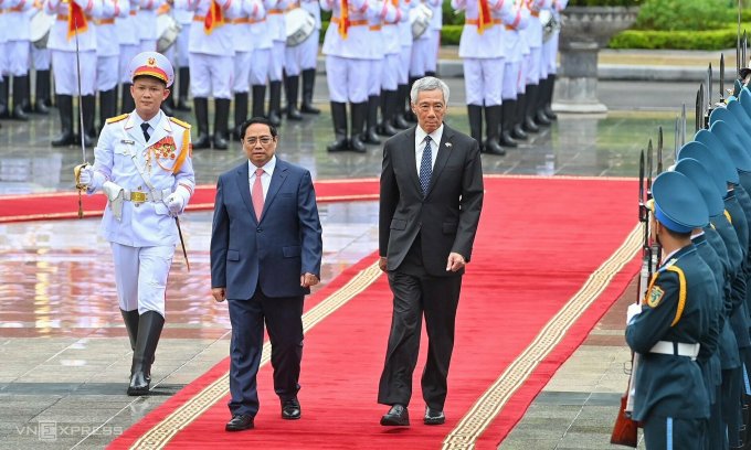 Thủ tướng Phạm Minh Chính và Thủ tướng Lý Hiển Long duyệt đội danh dự tại lễ đón ở Phủ Chủ tịch sáng 28/8. Ảnh: Giang Huy