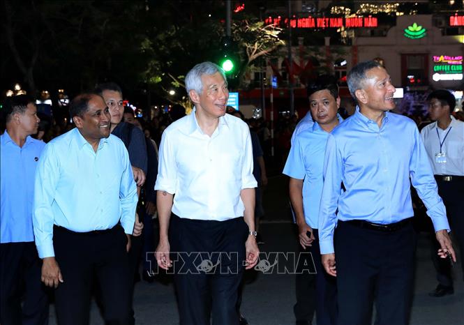 Thủ tướng Cộng hòa Singapore Lý Hiển Long đi dạo tại khu vực Hồ Hoàn Kiếm (Ảnh: An Đăng/TTXVN).