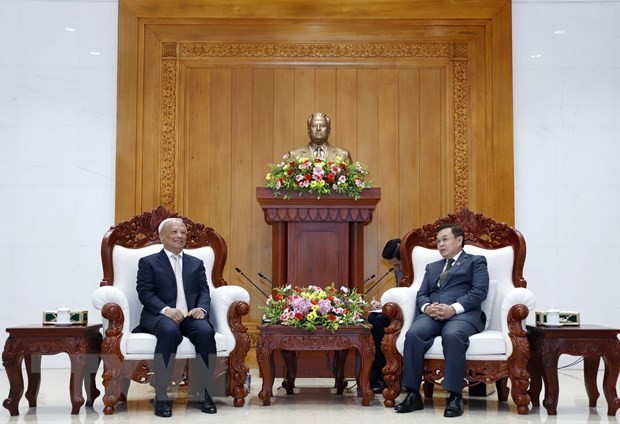 Chủ tịch Quốc hội Xaysomphone Phomvihane tiếp thân mật ông Uông Chu Lưu cùng đoàn công tác tại trụ sở Quốc hội Lào. (Ảnh: Phạm Kiên/TTXVN)