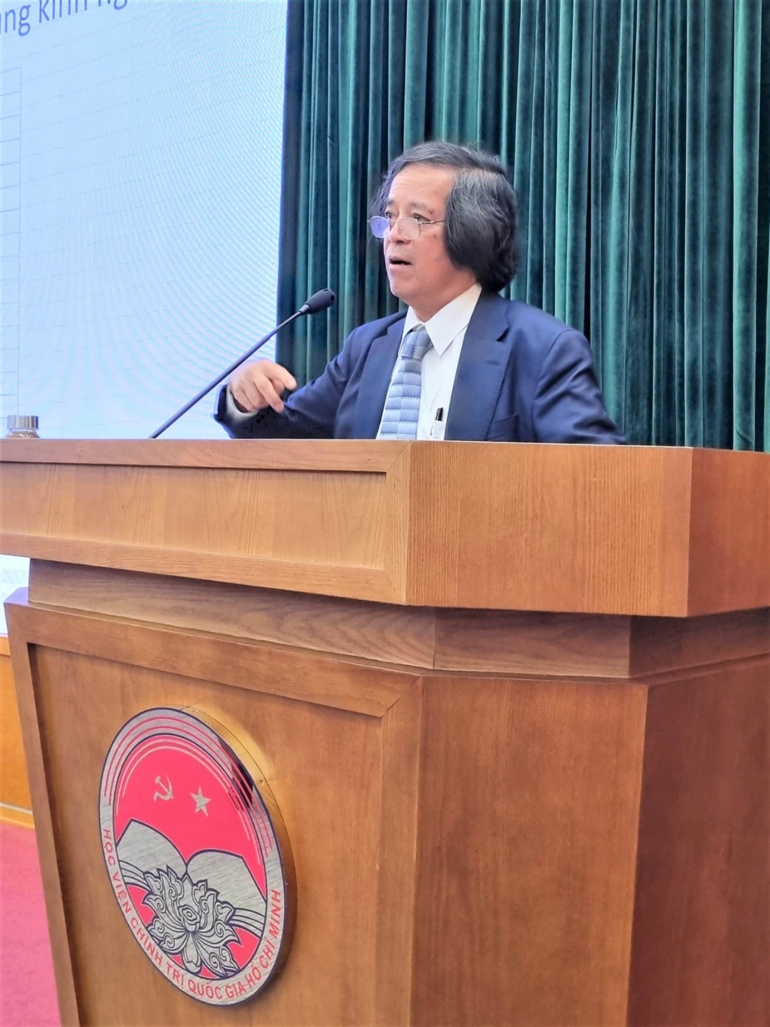 Professor Tran Van Tho - Honorary Professor of Waseda University, Japan, speaks at the seminar