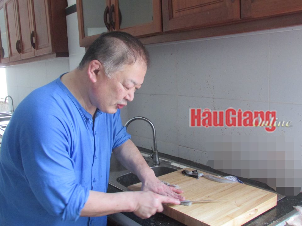 Đầu bếp nổi tiếng Nhật Bản Kazuhiro Matsuishi đang thử xử lý cá thát lát Hậu Giang.