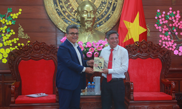 Ngài Đại sứ Saadi Salama tặng sách của Ngài viết về Việt Nam đến Chủ tịch UBND tỉnh Hậu Giang Đồng Văn Thanh. Ảnh ĐANG THƯ