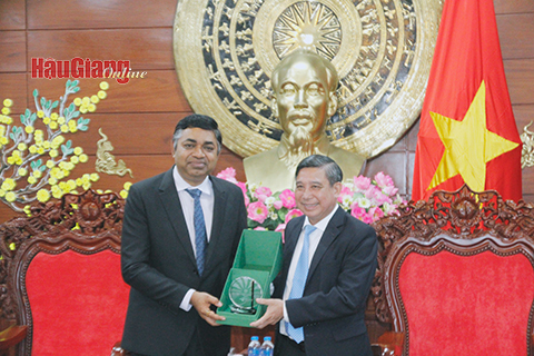 Ông Đồng Văn Thanh (phải), Phó Bí thư Tỉnh ủy, Chủ tịch UBND tỉnh, trao quà cho Ngài Madan Mohan Sethi, Tổng Lãnh sự Ấn Độ tại Thành phố Hồ Chí Minh.