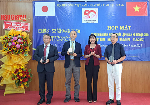 Bà Hồ Thu Ánh, Phó Chủ tịch UBND tỉnh, trao quà lưu niệm cho các đại biểu phía Nhật Bản.