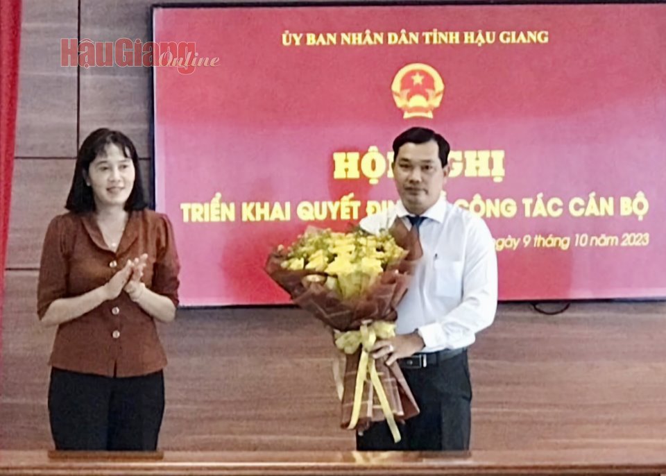 Phó Chủ tịch UBND tỉnh Hồ Thu Ánh trao quyết định và hoa cho ông Lê Minh Tuấn.
