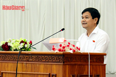 Ông Nguyễn Văn Quân, Giám đốc Sở Công Thương, đại biểu Quốc hội tỉnh, thông tin với cử tri về chương trình Kỳ họp thứ sáu Quốc hội khóa XV.