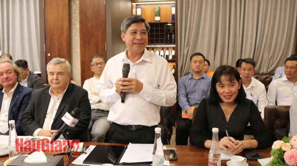 Ông Đồng Văn Thanh, Phó Bí thư Tỉnh ủy, Chủ tịch UBND tỉnh, phát biểu tại buổi làm việc.