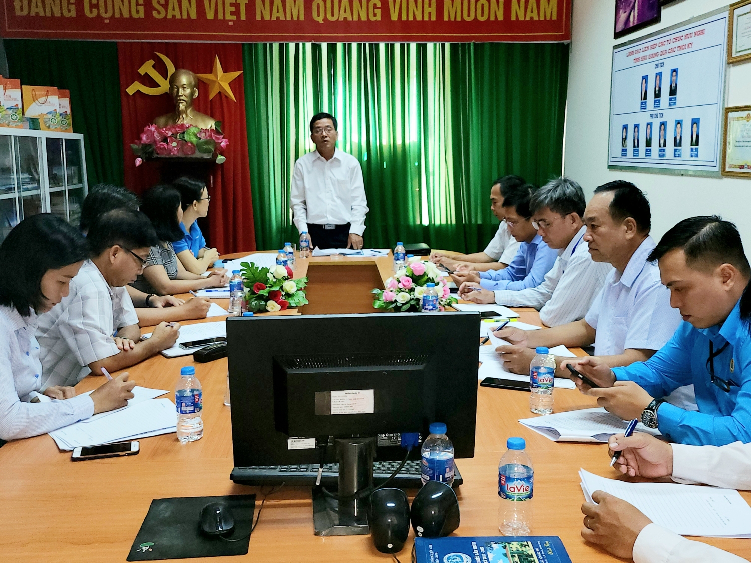 Mr. Nguyen Van Nhan - Chairman of the Hau Giang Union of Friendship Organizations speaking at the working.