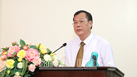 Đồng chí Lê Quốc Chỉnh, Phó Bí thư Thường trực Tỉnh ủy, Chủ tịch HĐND tỉnh, Trưởng đoàn Đoàn Đại biểu Quốc hội tỉnh Nam Định phát biểu tại hội nghị.