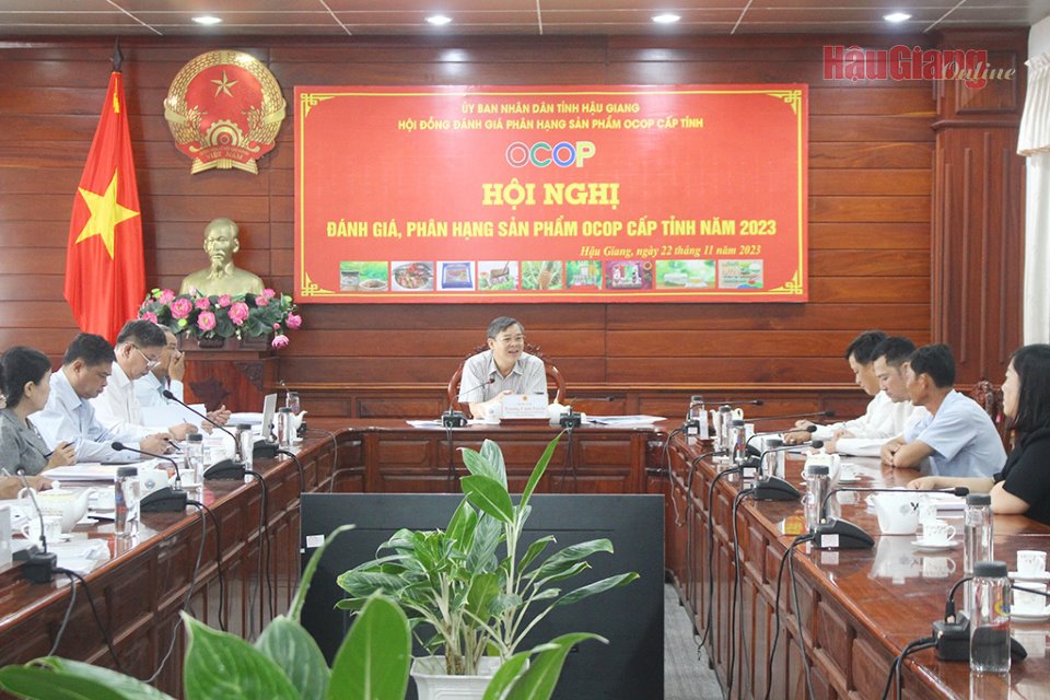 Ông Trương Cảnh Tuyên (giữa), Phó Chủ tịch Thường trực UBND tỉnh, Chủ tịch Hội động OCOP cấp tỉnh, đề nghị các chủ thể không ngừng nâng cao chất lượng sản phẩm OCOP.
