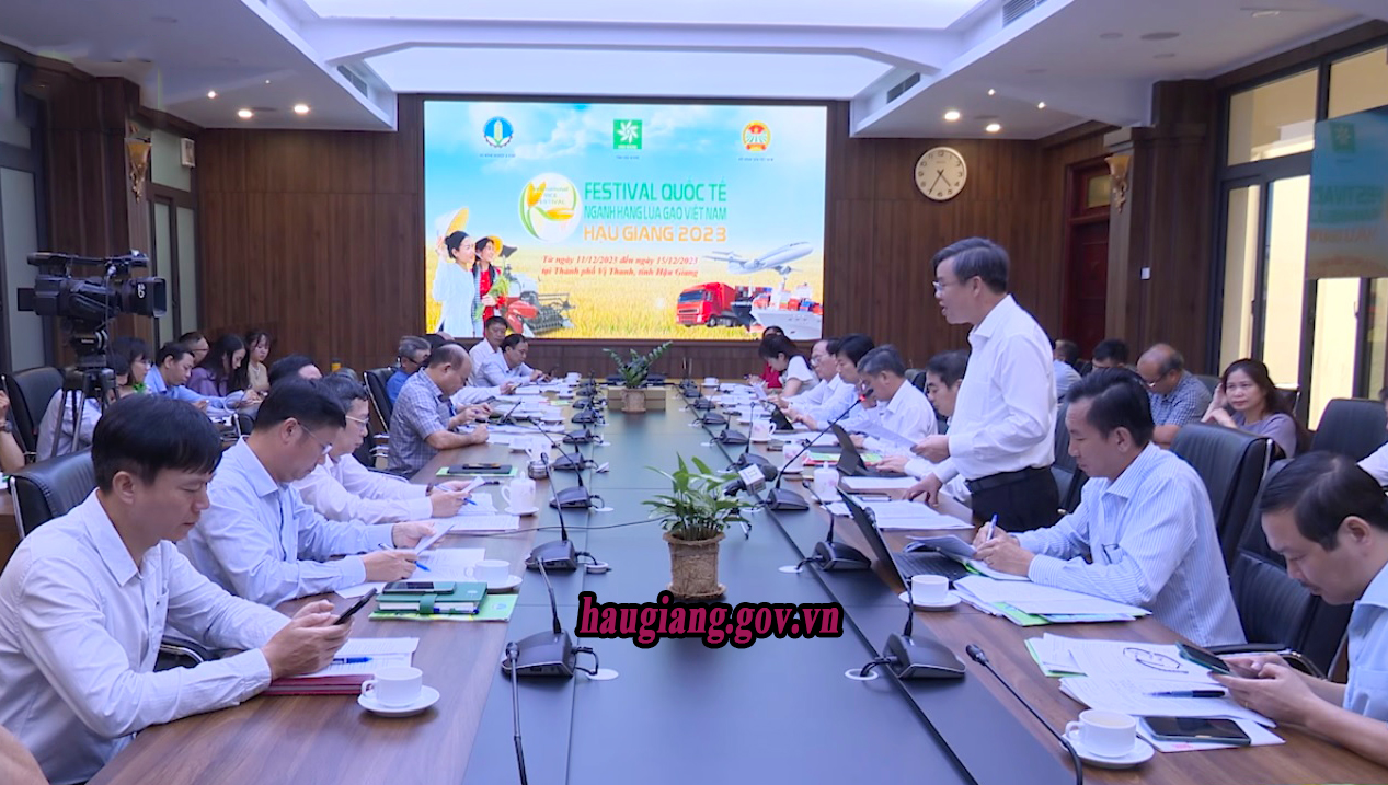 Phó Chủ tịch Thường trực UBND tỉnh Trương Cảnh Tuyên Báo cáo với Bộ trưởng một số nội dung phối hợp tổ chức sự kiện