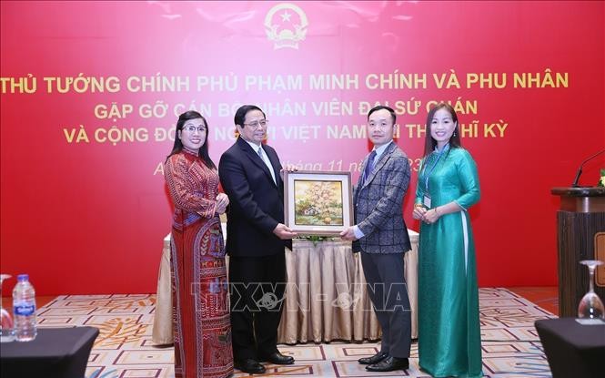 Thủ tướng Phạm Minh Chính tặng qùa cho Đại sứ quán và cộng đồng người Việt Nam tại Thổ Nhĩ Kỳ. Ảnh: Dương Giang/TTXVN.