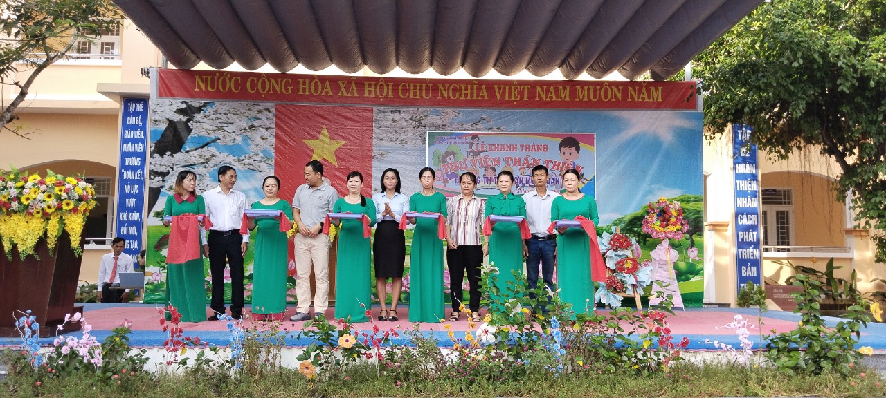 Các đại biểu thực hiện nghi thức cắt băng khai trương Thư viện thân thiện tại Trường Tiểu học Thị trấn Một Ngàn, huyện Châu Thành A.