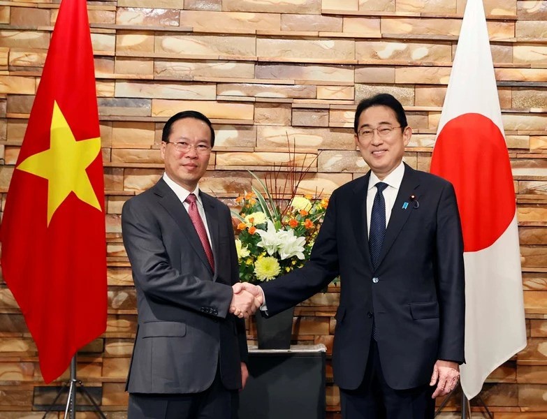 Chủ tịch nước Võ Văn Thưởng với Thủ tướng Nhật Bản Kishida. (Ảnh: Thống Nhất – TTXVN)