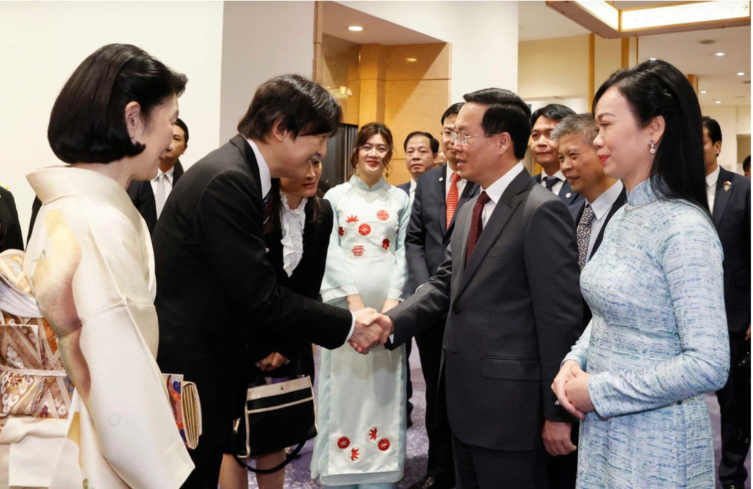 Chủ tịch nước Võ Văn Thưởng và Phu nhân chào Hoàng thái tử Nhật Bản Akishino và Công nương tại lễ kỷ niệm - Ảnh: TTXVN