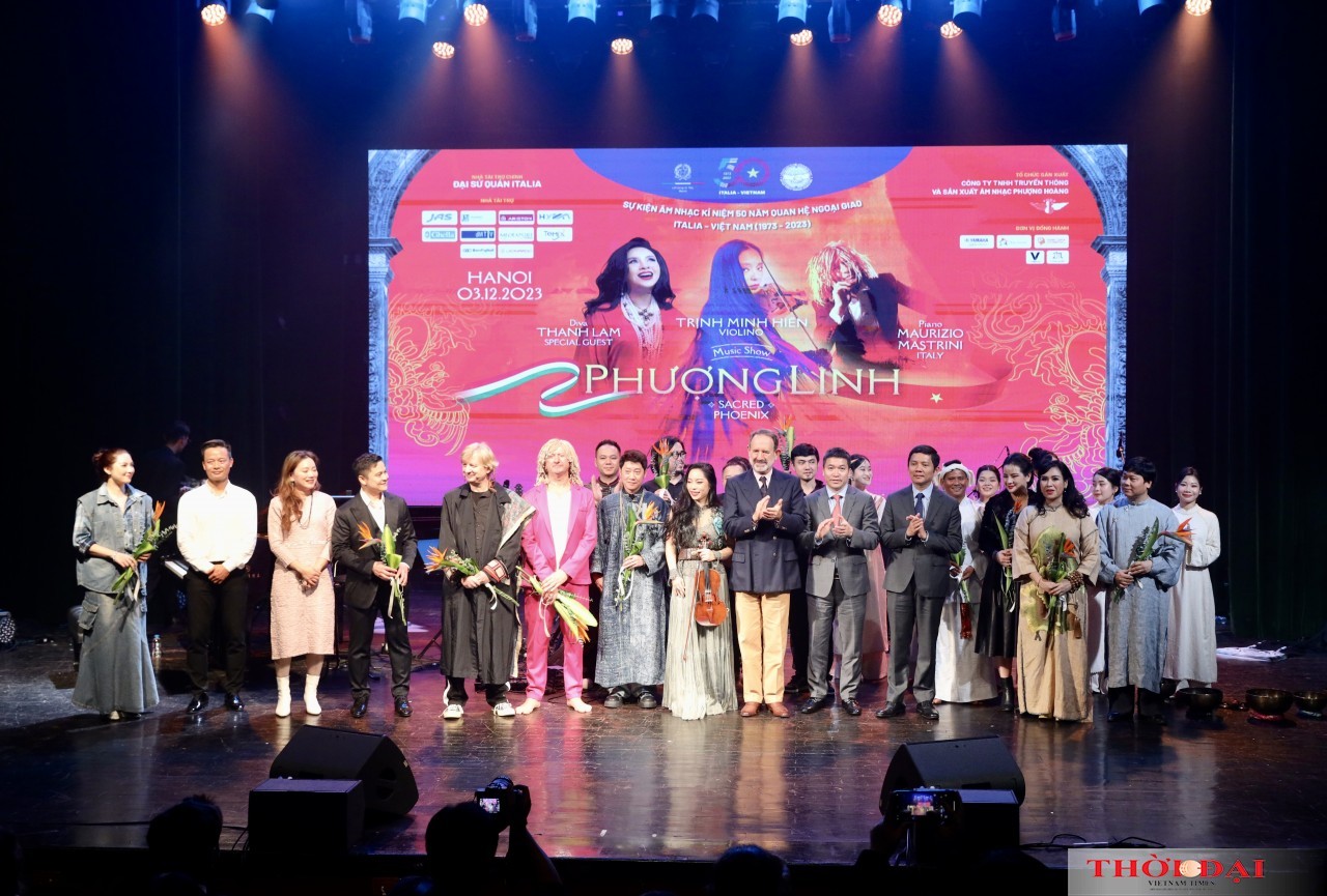 Delegates congratulated the artists performing in the concert. Photo: Dinh Hoa