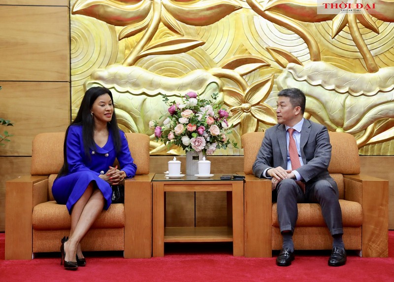 Ông Phan Anh Sơn, Chủ tịch Liên hiệp các tổ chức hữu nghị Việt Nam (phải) tiếp bà Humile Mashatile, Phu nhân Phó Tổng thống Nam Phi Paul Mashatile. (Ảnh: Đinh Hòa)
