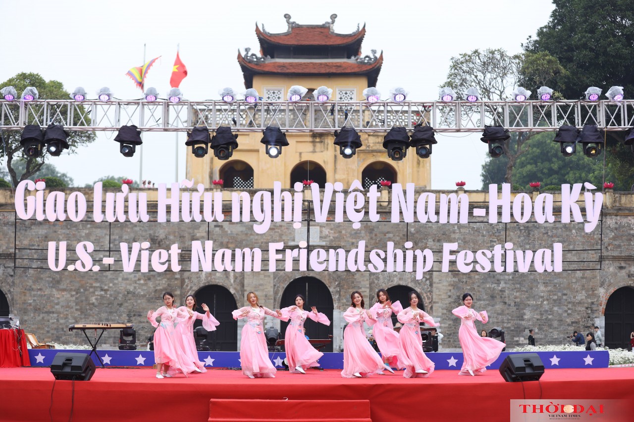 Chương trình Giao lưu hữu nghị Việt Nam - Hoa Kỳ thu hút gần 3.000 người tham gia.