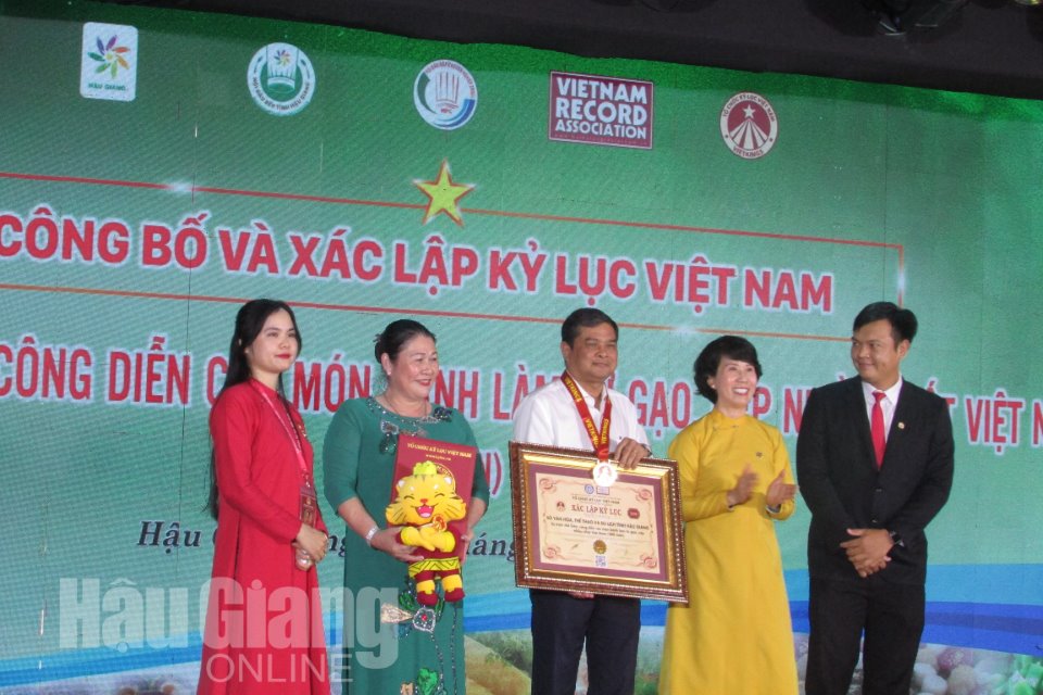 Tổ chức Kỷ lục Việt Nam trao bằng xác nhận kỷ lục Việt Nam cho đại diện tỉnh Hậu Giang.