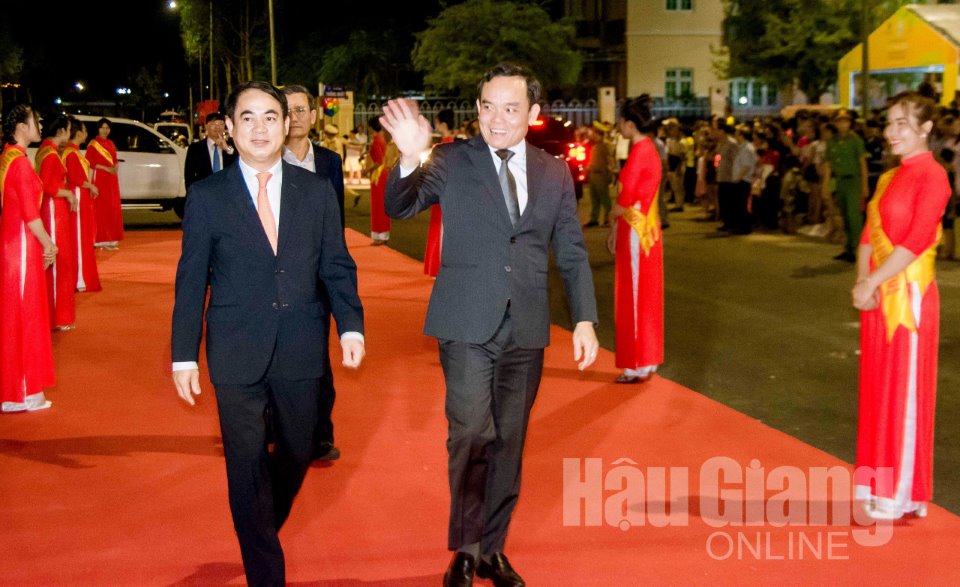 Phó Thủ tướng Chính phủ Trần Lưu Quang (bên phải) và Bí thư Tỉnh ủy Hậu Giang Nghiêm Xuân Thành cùng tham dự Lễ Khai mạc. Ảnh LÝ ANH LAM