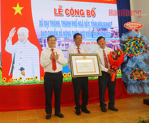 Phó Chủ tịch Thường trực UBND tỉnh Trương Cảnh Tuyên trao bảng công nhận xã Đại Thành, thành phố Ngã Bảy đạt chuẩn nông thôn mới kiểu mẫu.