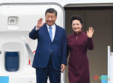 Tổng Bí thư, Chủ tịch Trung Quốc Tập Cận Bình và phu nhân Bành Lệ Viên tại sân bay Nội Bài. Ảnh: TRỌNG HẢI