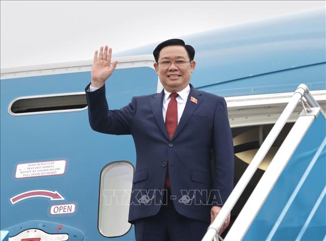 Chủ tịch Quốc hội Vương Đình Huệ rời Hà Nội, lên đường tham dự Hội nghị cấp cao Quốc hội ba nước Campuchia - Lào - Việt Nam lần thứ nhất, thăm và làm việc tại Lào, thăm chính thức Thái Lan. Ảnh: Doãn Tấn/TTXVN