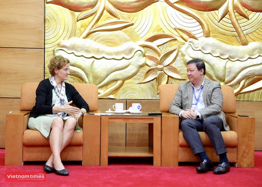 Vice President of the Viet Nam Union of Friendship Organizations Nguyen Ngoc Hung (R) received the Two-sided Project delegation led by Margot C. Delogne. (Photo: Dinh Hoa)