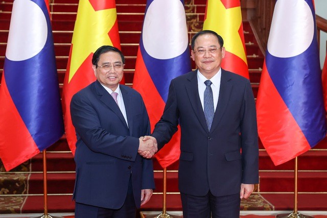 Thủ tướng Phạm Minh Chính nhiệt liệt chào mừng Thủ tướng Lào Sonexay Siphandon lần đầu tiên sang thăm chính thức Việt Nam trên cương vị mới - Ảnh: VGP/Nhật Bắc