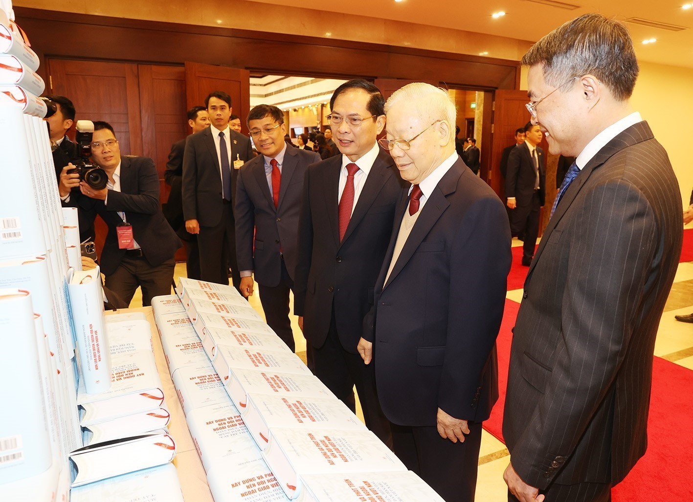 Tổng Bí thư Nguyễn Phú Trọng tham quan trưng bày sách về Ngoại giao Việt Nam tại Hội nghị Ngoại giao lần thứ 32 _Ảnh: TTXVN
