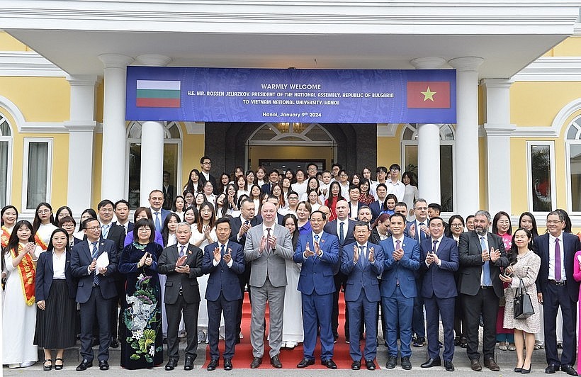 Speaker of the National Assembly of Bulgaria Rossen Dimitrov Jeliazkov with lecturers and students of Vietnam National University. Photo: VNA