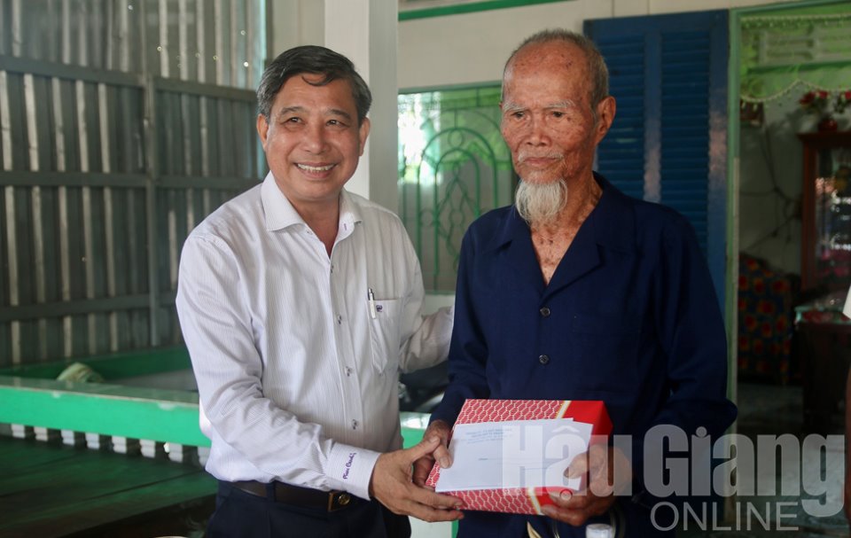 Ông Đồng Văn Thanh, Phó Bí thư Tỉnh ủy, Chủ tịch UBND tỉnh, tặng quà mừng thọ cho cụ ông Tiền Văn Bếp, ở khu vực 3, phường III.